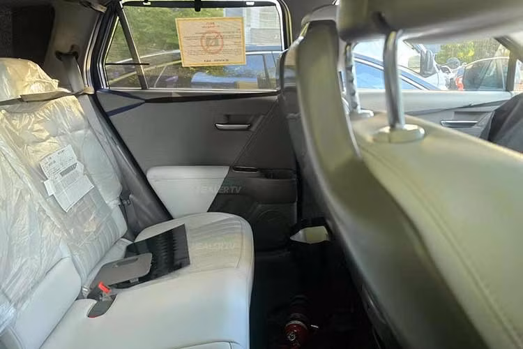 Ngoài ra, Hyundai Tucson thế hệ thứ 4 dự kiến được trang bị ghế sưởi và làm mát, ốp nội thất mới và chế độ Boss Mode chỉnh điện. Cần số có thể được chuyển lên cột lái nhằm tối ưu không gian khu vực trung tâm.