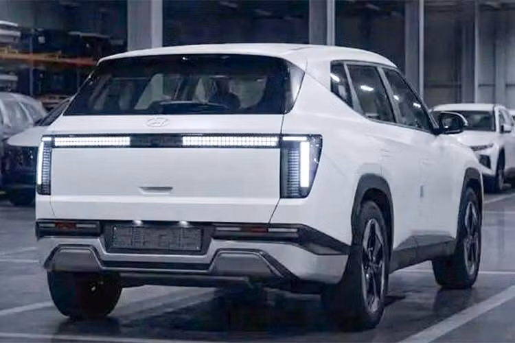 Qua các bản dựng, Hyundai Tucson 2027 mới cho thấy sự thay đổi rõ rệt về ngôn ngữ thiết kế. Xe sử dụng các bề mặt phẳng, giảm bớt các đường gân phức tạp so với thế hệ hiện tại, hướng đến phong cách tối giản và cao cấp hơn.
