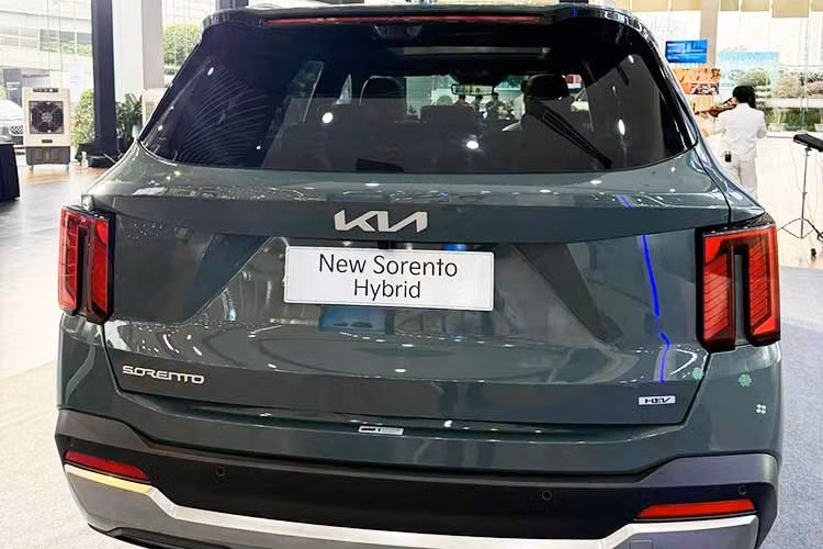 Hệ thống E-VMC của Kia Sorento Hybrid 2026 mới sẽ hoạt động bằng cách điều chỉnh mô-men xoắn và phân bổ lực kéo tới từng bánh xe, giúp xe vận hành ổn định hơn trong nhiều tình huống... Được biết, thời gian giao mẫu xe này cho các khách tại Việt Nam dự kiến là từ tháng 8/2026.