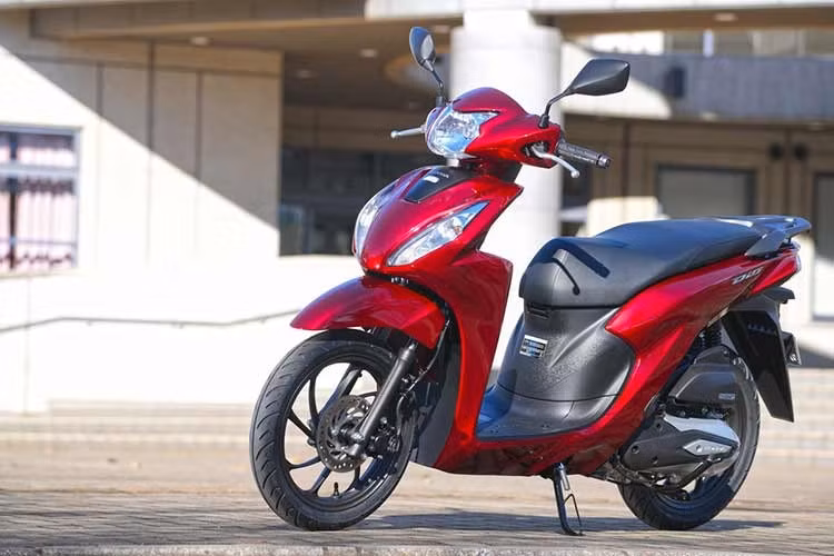 Honda Dio 110 là dòng xe tay ga cỡ nhỏ, vốn là lựa chọn được khách hàng ưa chuộng cho mục đích di chuyển trên đường phố. Ở phiên bản 2026 vừa được cập nhật tại Nhật Bản, mẫu xe này chủ yếu được cập nhật màu sắc mới, ít có cải tiến đáng kể về mặt kỹ thuật.