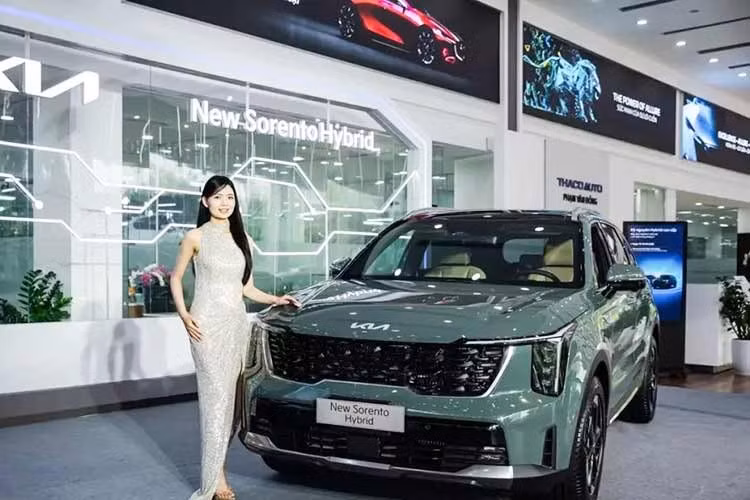 Mới đây, Kia Việt Nam đã mang phiên bản nâng cấp giữa vòng đời của mẫu xe Sorento Hybrid đến trưng bày và giới thiệu đến các khách hàng. Tuy nhiên, mẫu xe này hiện chưa được bán ra ở thị trường Việt Nam. Thay vào đó, các đại lý hiện mới chỉ nhận cọc cho Kia Sorento Hybrid 2026.