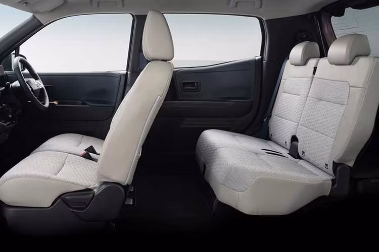 Đối với bản X tầm trung, Nissan đã đưa một số trang bị tùy chọn phổ biến vào danh sách tiêu chuẩn, bao gồm hệ thống camera quan sát toàn cảnh Intelligent Around View Monitor và ghế trước/vô lăng sưởi.
