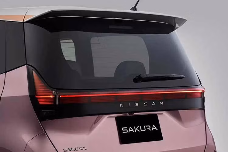 Bảng màu được bổ sung tùy chọn mới mang tên hồng Minamono Sakura, lấy cảm hứng từ hình ảnh hoa anh đào trôi trên mặt nước. Màu sơn này kết hợp cùng các điểm nhấn màu đồng và nóc màu bạc Sterling Silver, tạo nên kiểu phối 3 màu độc đáo cho phiên bản G cao cấp.