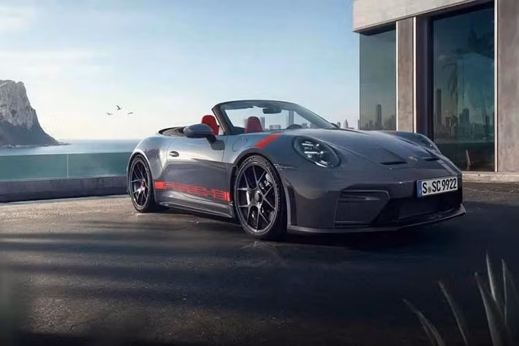 Porsche 911 GT3 S/C 2026 mui trần mưới ra mắt được xem là mẫu xe thể thao hạng sang đánh dấu cột mốc quan trọng khi lần đầu tiên trong lịch sử dòng GT3, hãng xe Đức cung cấp cấu hình mui trần hai chỗ ngồi. Tại Việt Nam, mới đây một đại gia kín tiếng cũng đã đăng tải hình ảnh hé lộ việc chi khoản tiền lớn để đặt hàng chiếc Porsche 911 GT3 S/C Street Style Package.