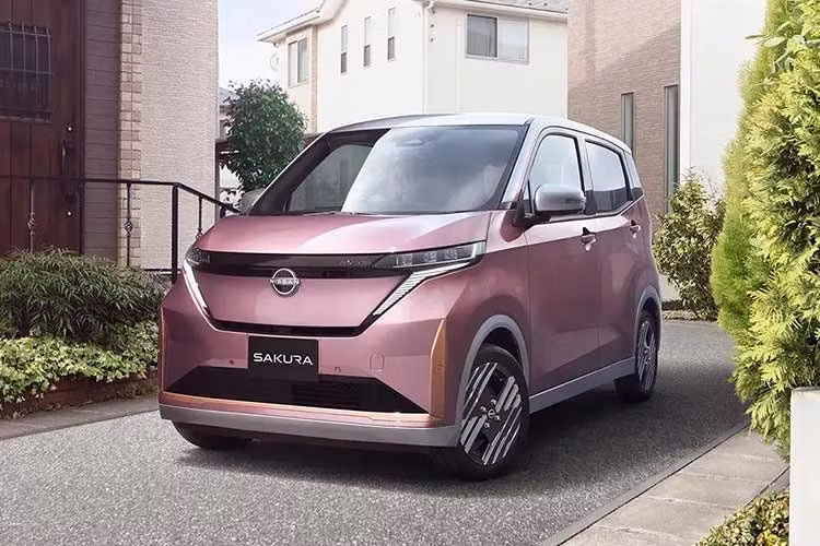 Nếu tính các khoản trợ cấp dành cho xe năng lượng sạch hiện hành tại Nhật Bản ở mức 580.000 Yên (116 triệu đồng), giá khởi điểm chỉ còn khoảng 1.870.000 Yên (374 triệu đồng), chỉ ngang Hyundai Grand i10 ở Việt Nam. Nissan cho biết mẫu xe này đã giữ vị trí xe điện bán chạy nhất Nhật Bản trong 4 năm liên tiếp với doanh số trong năm 2025 đạt 14.093 xe.