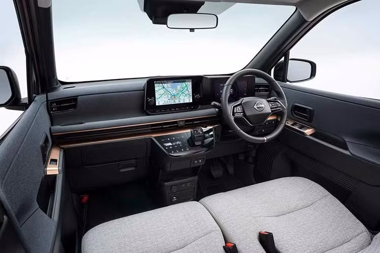 Không gian nội thất của Sakura mới nhìn chung không thay đổi nhiều, nhưng Nissan đã bổ sung một số nâng cấp về công năng. Cụ thể, cụm chuyển chế độ lái được di dời tới vị trí thuận tiện hơn về mặt công thái học trong khi phía ghế phụ được bổ sung giá để cốc.