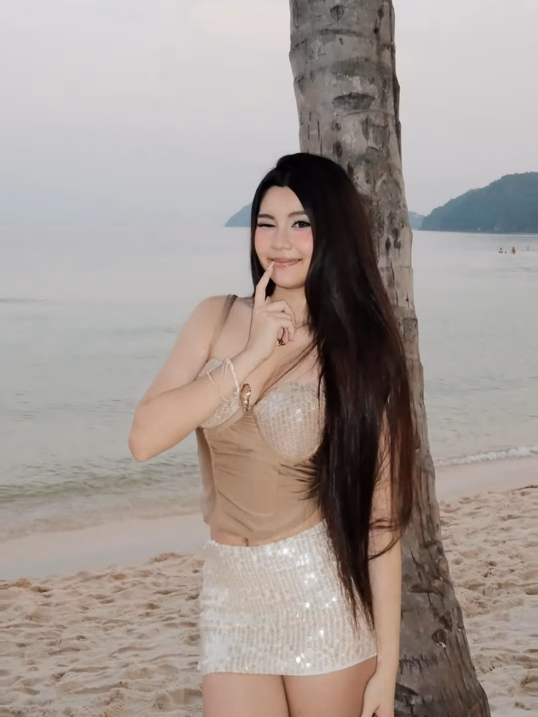Ở tuổi sắp tròn 18, ái nữ nhà MC Quyền Linh nhận nhiều lời khen ngợi với khí chất toát ra cực slay. Đồng thời, không ít người cũng dự đoán rằng Hạt Dẻ sẽ là gương mặt tiềm năng nếu chính thức bước chân vào showbiz.