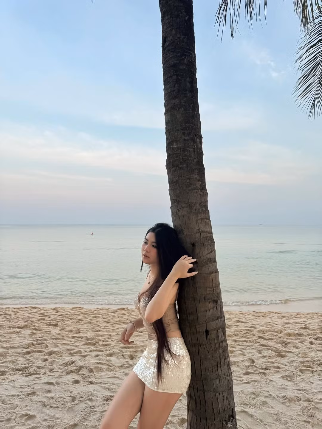 Không những thế, từ gương mặt đến vóc dáng, đặc biệt là đôi chân dài, chiều cao nổi bật của Hạt Dẻ khiến nhiều người phải ngưỡng mộ, thậm chí “xin vía”.