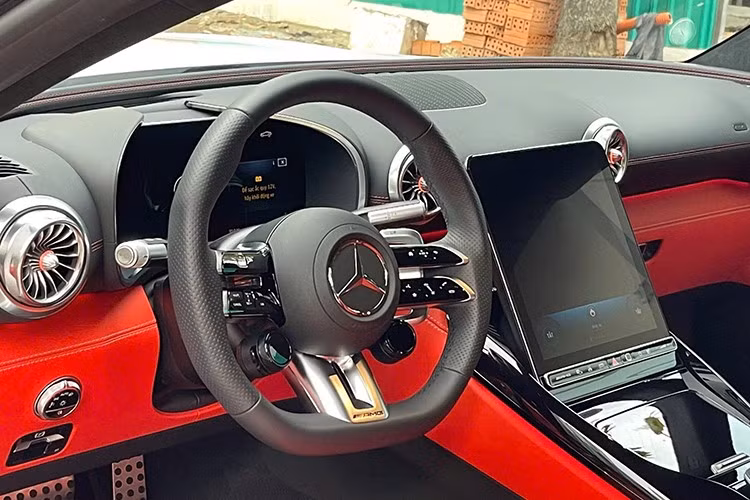 Bước vào bên trong khoang lái của Mercedes-AMG SL43, khách hàng sẽ cảm nhận ngay thế hệ mới có nhiều sự thay đổi, đầu tiên là bộ ghế phong cách thể thao, ôm lấy người ngồi sau vô lăng và ghế phụ, còn hành khách phía sau thoải mái hơn nhiều, đơn giản, hàng ghế thứ 2 dành cho con nhỏ, đi chơi cùng bố mẹ.