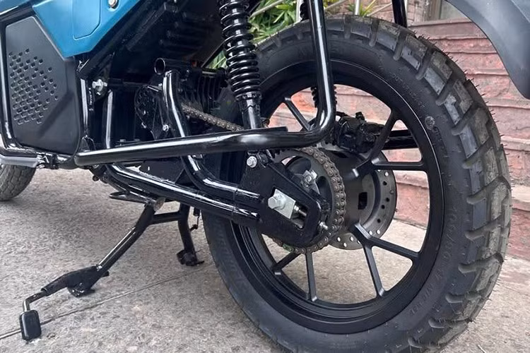 Hệ thống phanh trước và sau, mâm trước 19 inch, mâm sau 17 inch, khoang chứa đồ tại vị trí bình xăng có dung tích 5 lít, hệ thống pin tháo rời, có thể hoán đổi tại 150 trạm đổi pin được bố trí ở các thành phố lớn tại Ấn Độ.