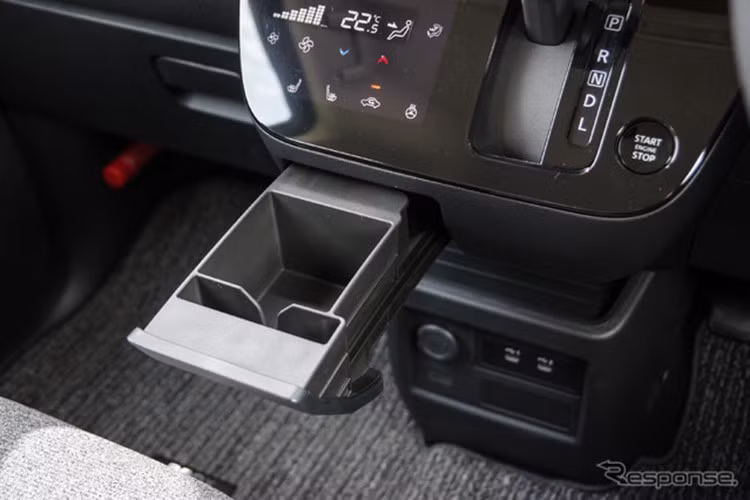 Ngoài ra, xe còn có hệ thống camera quan sát toàn cảnh thông minh với tính năng Invisible Hood View, cho phép người lái nhìn “xuyên qua khoang động cơ” và quan sát dưới gầm, giúp phát hiện chướng ngại vật dễ dàng hơn.