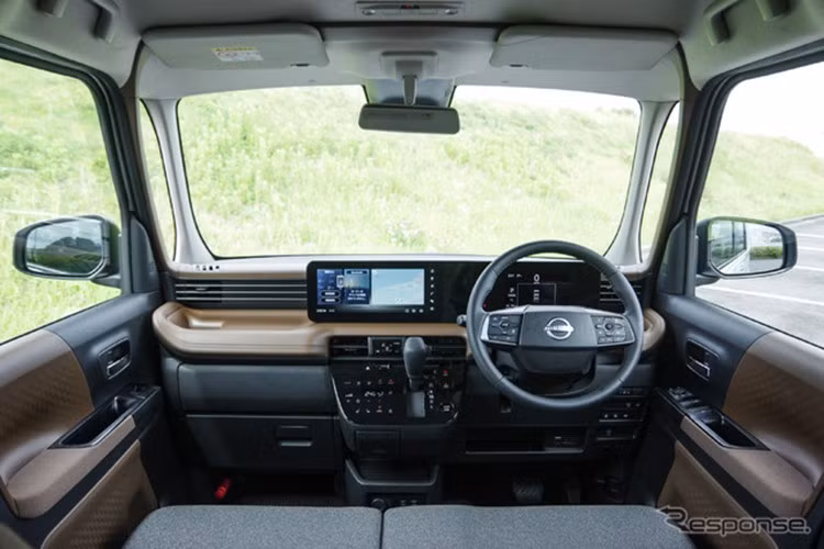 Theo hãng Nissan, khoang nội thất của mẫu xe kei car này đã được kéo dài thêm 115 mm, đủ rộng để chứa bốn người lớn. Hàng ghế sau có thể trượt 320 mm về phía trước, giúp tăng tính linh hoạt. Trong khi đó, khoang hành lý nay có thể chứa tới bốn vali 48 lít.