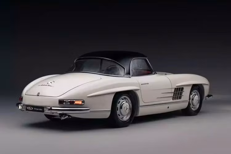 Được hoàn thiện với màu Trắng (DB 050) nguyên bản trên nội thất da Đỏ (DB 030), chiếc Roadster này được bảo dưỡng ở tình trạng nguyên bản tuyệt đẹp và chưa bị thay đổi, giữ nguyên các số hiệu của khung gầm, thân xe, hộp số và trục sau.