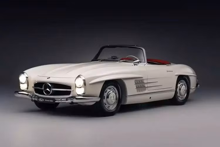 Chiếc xe trong bài viết nay này là một trong ba chiếc được giao vào năm 1964 và là chiếc áp chót xuất xưởng. Hãng chỉ cho ra mắt thêm một chiếc nữa, rồi dừng lại. Chi tiết hơn, chiếc Mercedes-Benz 300 SL Roadster đặc biệt này được hoàn thành vào ngày 7/2/1963, được coi là mẫu xe năm 1964 và là chiếc Roadster cuối cùng rời khỏi dây chuyền sản xuất, tiếp theo là khung gầm 003258, kết thúc vòng đời của W198 ngay ngày hôm sau.