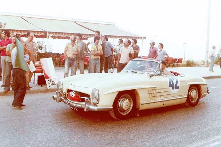 Mercedes-Benz chế tạo chiếc 300 SL Roadster dành cho những ai muốn một chiếc xe thể thao nhẹ, mang đậm chất xe đua, nhưng lại không muốn sự nổi bật của dòng coupe với cửa cánh chim. Chiếc xe ngay lập tức trở thành một hiện tượng, khi Mercedes đã sản xuất 1.858 chiếc từ năm 1957 đến 1963, sau khi chỉ sản xuất khoảng 1.400 chiếc coupe từ 1954 đến 1957.