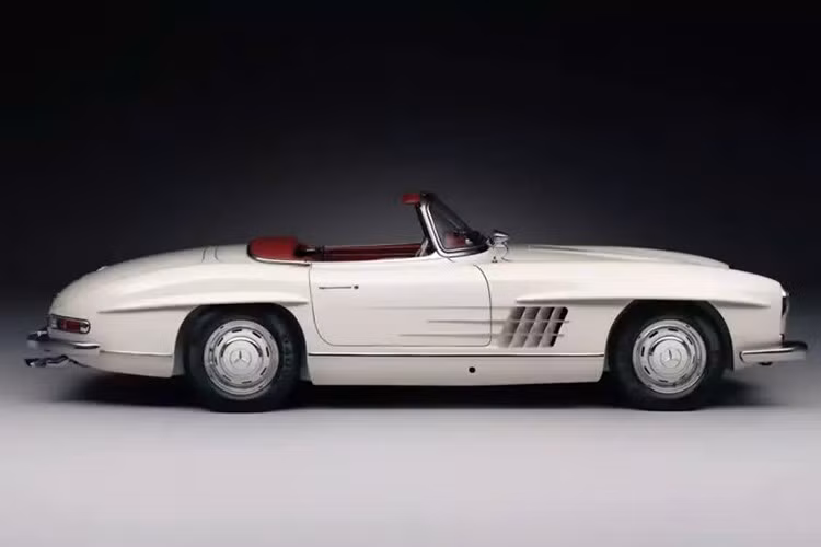 Sẽ chỉ với ba chiếc Mercedes-Benz 300 SL Roadster được giao vào năm 1964, chiếc xe này nổi bật với thông số kỹ thuật đặc biệt hiếm có và đáng mơ ước. Nó sở hữu động cơ khối hợp kim và phanh đĩa được thèm muốn, trở thành một tài sản quý giá đối với cả nhà sưu tập và người đam mê.