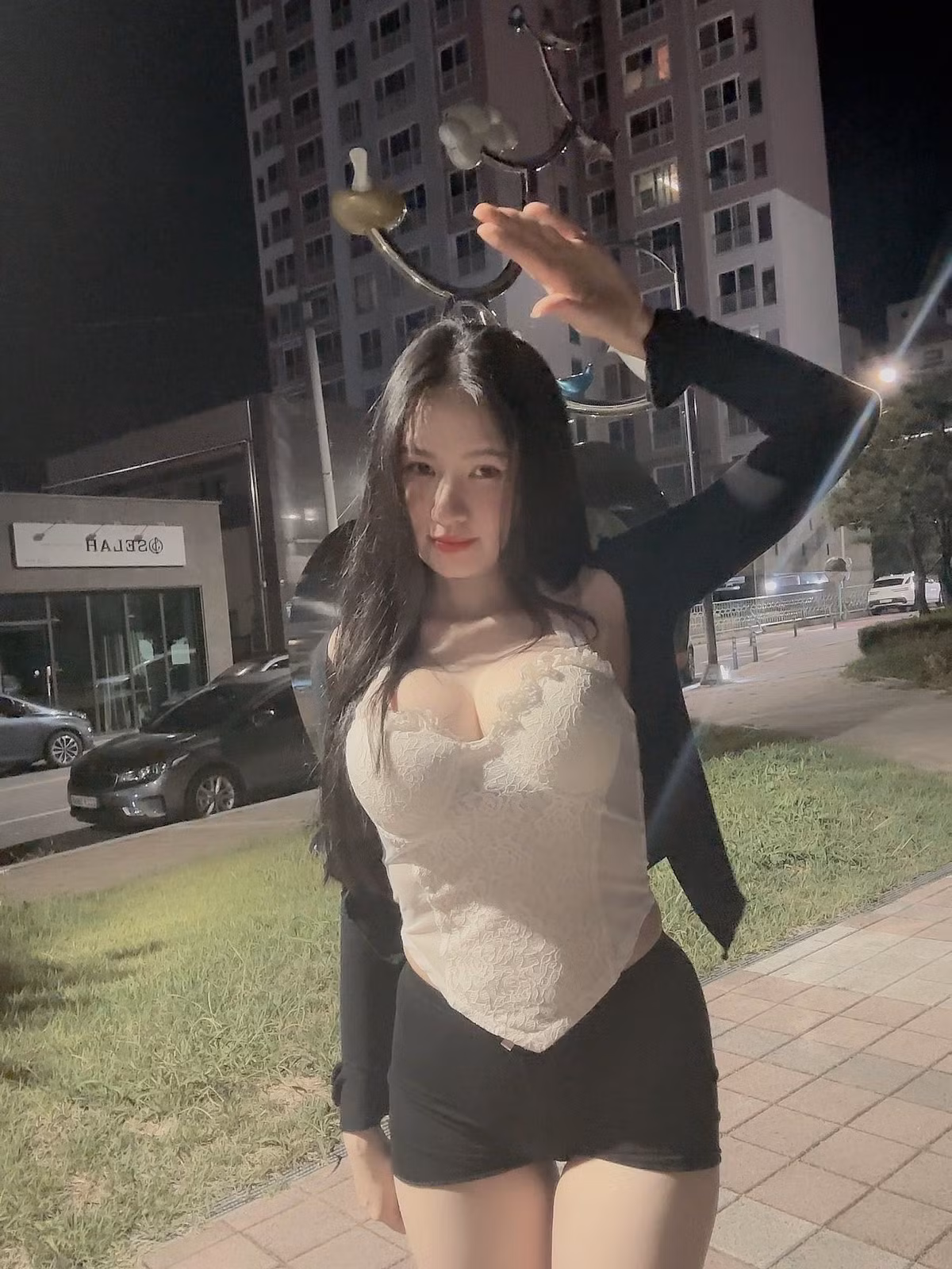 Trong bối cảnh TikTok ngày càng trở thành “sân chơi lớn” cho giới trẻ, việc nổi bật giữa hàng nghìn creator không hề dễ. Thế nhưng My Tây đã làm được, nhờ biết nắm bắt thời điểm, kết hợp yếu tố hình ảnh, âm nhạc và cảm xúc người xem một cách khéo léo.