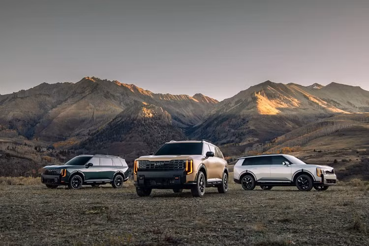 Kia Telluride 2027 thế hệ mới sẽ chính thức có mặt trên thị trường Mỹ vào quý I năm 2026 với các phiên bản LX, S, EX, SX, SX-Prestige, cùng hai biến thể thiên về khả năng off-road là X-Line và X-Pro. Giá bán sẽ được công bố gần thời điểm mở bán chính thức.