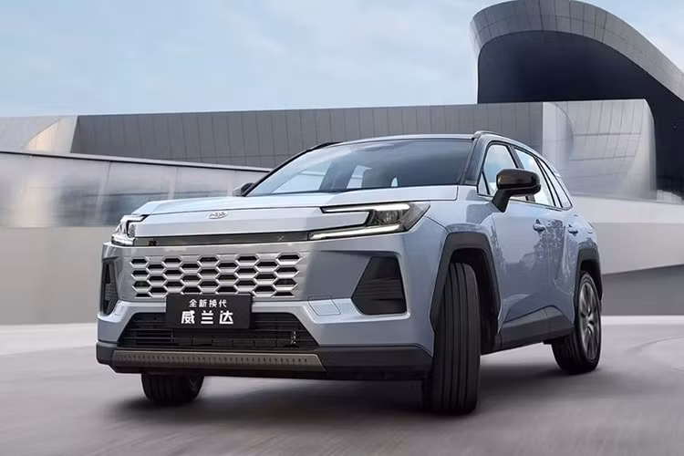 Toyota RAV4 2026 là sản phẩm hợp tác giữa Toyota và hai đối tác liên doanh nội địa gồm FAW (với mẫu RAV4) và GAC (với mẫu Wildlander), được sản xuất và tinh chỉnh riêng cho người tiêu dùng Trung Quốc.