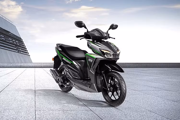 Khoang chứa đồ dưới yên đủ để đặt một mũ nửa đầu, và yên có thể mở thông qua công tắc nằm cạnh ổ khóa. Các trang bị khác của xe chỉ ở mức cơ bản với cổng sạc USB và đèn xi-nhan LED.