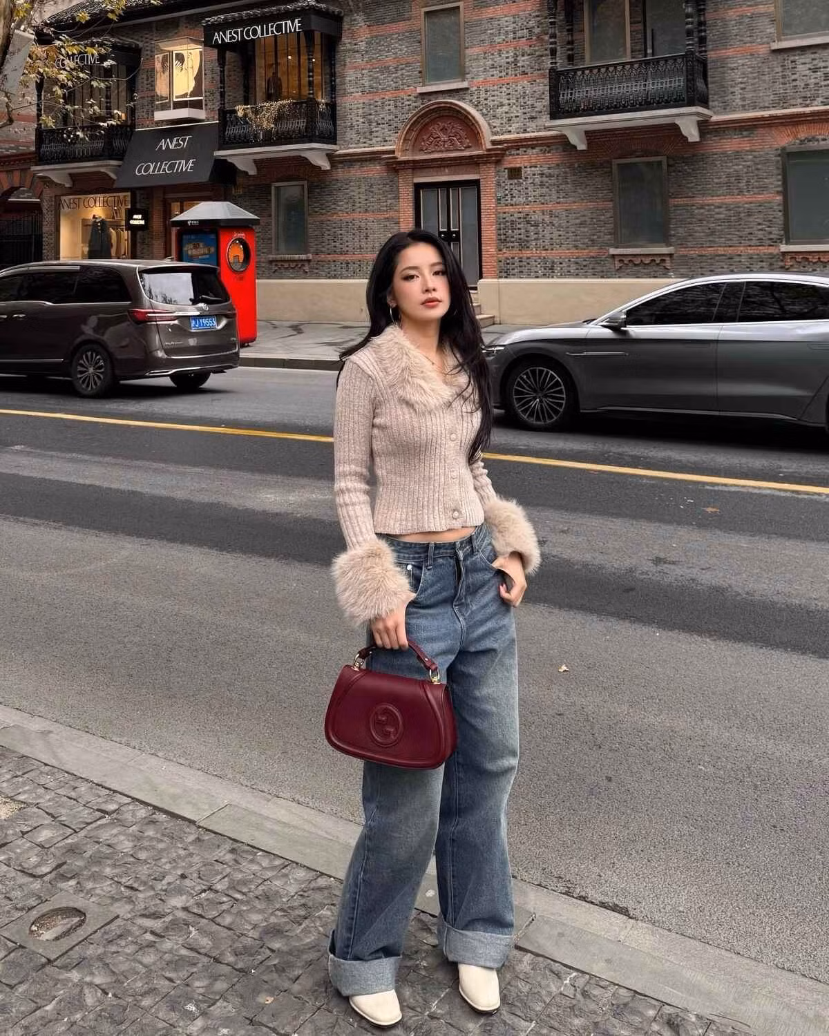 Trên trang cá nhân, Chi Pu chia sẻ loạt hình ảnh dạo phố trong set đồ mang đậm phong cách “chic winter”.