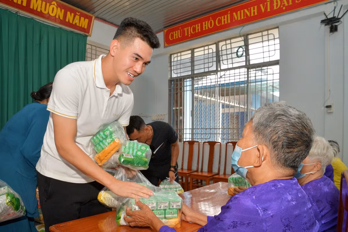 Ngay khi giành danh hiệu Quả bóng vàng Việt Nam 2024, Tiến Linh khiến người hâm mộ xúc động bởi nghĩa cử đẹp ngay trong đêm Gala: anh dành toàn bộ 40 triệu đồng tiền thưởng để gửi đến 6 hoàn cảnh khó khăn thông qua chương trình "Mái Ấm Gia Đình Việt" và góp vào việc xây dựng nhà bán trú cho học sinh vùng cao Hà Giang.