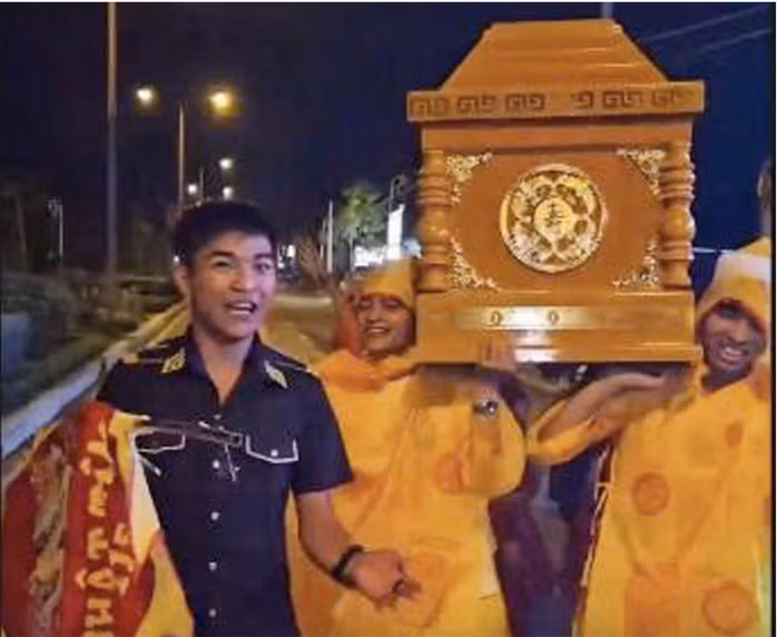 Nhóm người khiêng quan tài diễu phố. Ảnh cắt từ clip