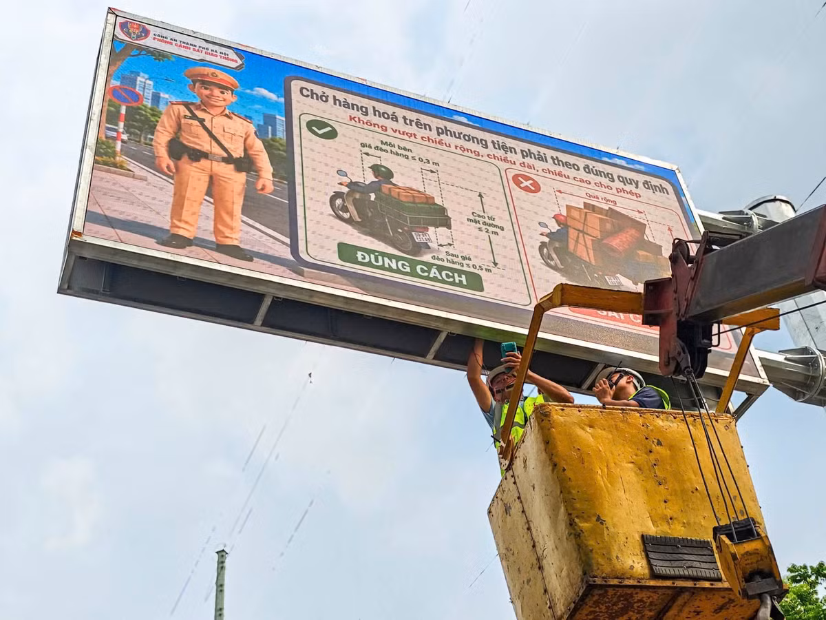 Phòng Cảnh sát giao thông (CSGT) Công an TP Hà Nội phối hợp với đơn vị thi công tiến hành kiểm tra, hoàn thiện những hạng mục cuối cùng của hệ thống màn hình LED thông báo giao thông trên đường Phạm Hùng (phường Từ Liêm), trước khi chính thức đưa vào khai thác