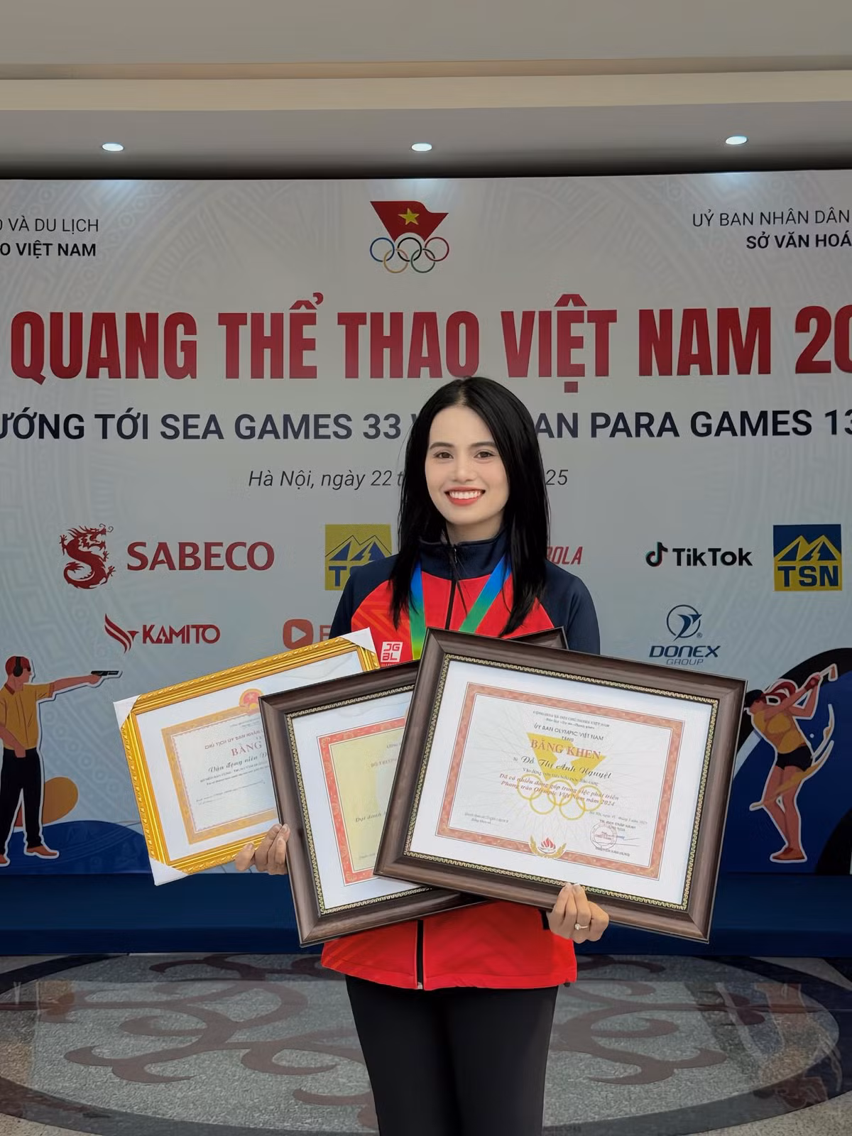 Sinh năm 2001 tại Hưng Yên, Ánh Nguyệt từng theo học bóng rổ trước khi bén duyên với môn bắn cung, một bước ngoặt định mệnh giúp cô tỏa sáng trên đấu trường quốc tế.