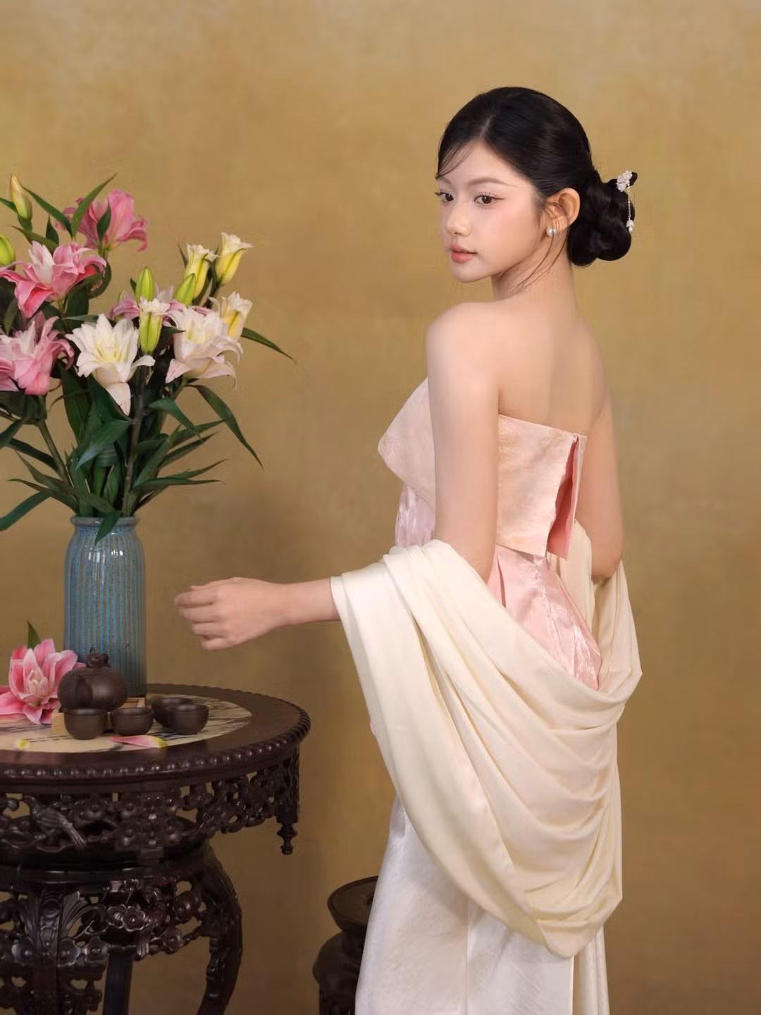 Nụ cười nhẹ cùng ánh nhìn dịu dàng mang đến cảm giác gần gũi, khác hẳn sự sôi động thường thấy trong các clip ăn uống trước đó.