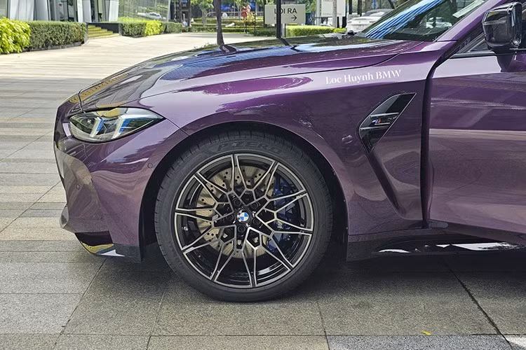 Nếu chi thêm tiền, khách hàng có thể trang bị đèn pha thích ứng với đèn chiếu xa ma trận cho chiếc BMW M3 2024 của mình. Đặc điểm nhận dạng của cụm đèn pha tùy chọn này là những chi tiết màu xanh dương bên trong.