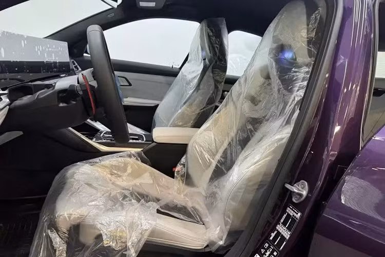Tương tự 3-Series mới, BMW M3 2024 cũng có đèn viền mới ở khu vực bao quanh cửa gió điều hòa trung tâm. Đèn này có thể thay đổi 9 màu và tùy chỉnh độ sáng cho phù hợp với sở thích của người dùng.