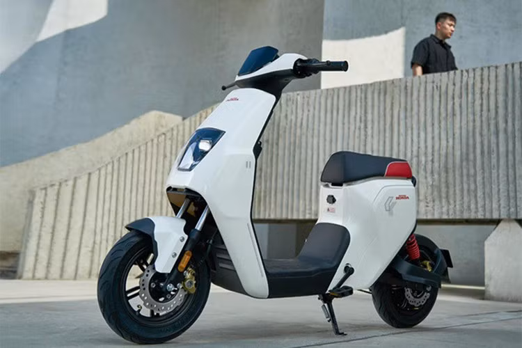 Về thiết kế, xe máy điện Honda U-BE có kích thước nhỏ gọn, trọng lượng chỉ 54 kg, phù hợp cho việc điều khiển trong môi trường phố hẹp hoặc di chuyển quãng ngắn.