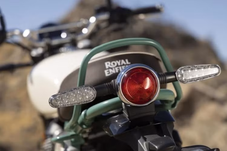 Dành cho những tay lái đam mê trải nghiệm scrambler thuần túy, Bear 650 được trang bị bộ khung gia cố chắc chắn, phuộc trước Showa USD Big Piston hành trình 130 mm và giảm xóc sau Showa Twin Tube RSU hành trình 115 mm, mang lại cảm giác lái êm ái và ổn định trên mọi cung đường.