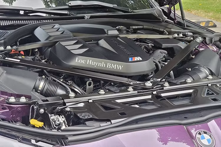 BMW M3 Competition xDrive 2024 sẽ dùng động cơ xăng 6 xi-lanh thẳng hàng, tăng áp kép, dung tích 3.0L, tạo ra công suất tối đa 523 mã lực và mô-men xoắn cực đại 650 Nm.