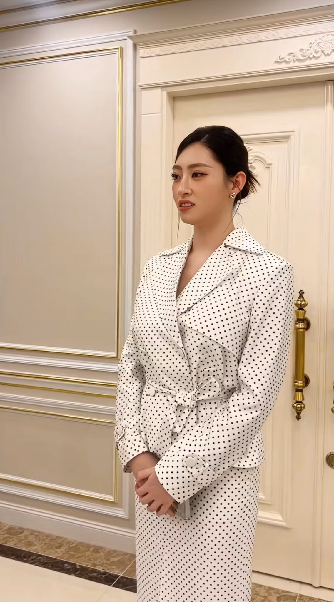 Dù vẫn có một số đoạn video khác cho thấy nhan sắc cô rạng rỡ hơn, nhưng sự xuất hiện tại buổi họp báo lần này đã khiến không ít người hâm mộ thất vọng. Nhiều ý kiến cho rằng Lương Thùy Linh đang thực sự gặp phải "kiếp nạn cam thường".