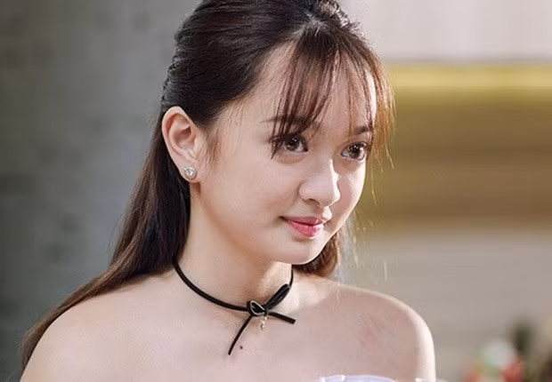 Không ít bình luận cho rằng visual của nữ diễn viên khi ấy vừa ngây thơ, vừa mang nét dễ thương nhưng nhan sắc đã gây xuýt xoa từ 10 năm trước.