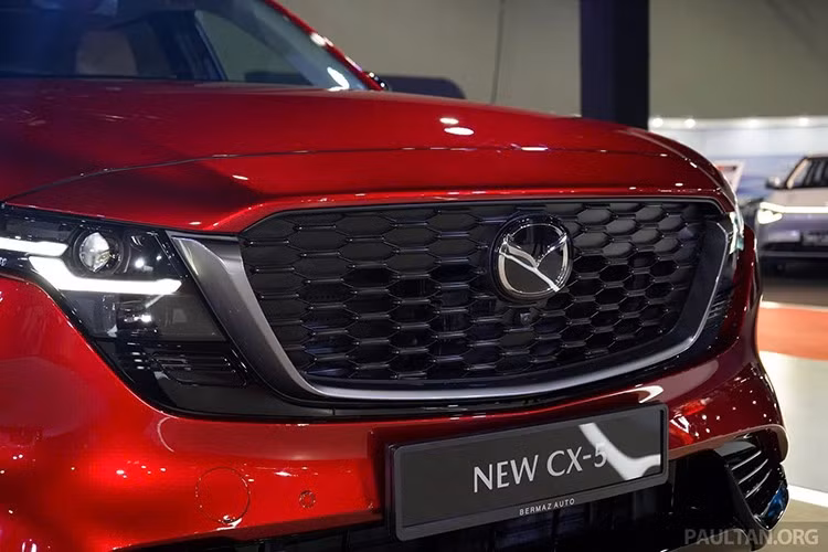 So với thế hệ trước, CX-5 mới có kích thước lớn hơn đáng kể. Xe dài 4.690 mm, rộng 1.860 mm và cao 1.695 mm, tăng lần lượt 115 mm, 15 mm và 15 mm. Chiều dài cơ sở cũng được kéo dài thêm 115 mm lên mức 2.815 mm, hứa hẹn mang lại không gian nội thất rộng rãi hơn.