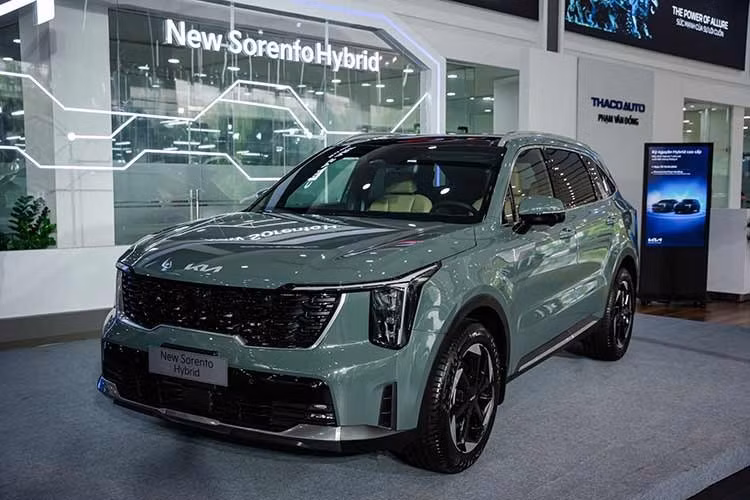 Sau khi chính thức được nhà phân phối Thaco Auto ra mắt tại thị trường Việt Nam vào cuối tuần vừa qua, những chiếc xe SUV Kia New Sorento Hybrid đã về đến các đại lý chính hãng tại Hà Nội. Ở lần nâng cấp này, xe có 2 phiên bản bao gồm 1.6 Turbo Hybrid Signature và 1.6 Turbo Hybrid Signature AWD.