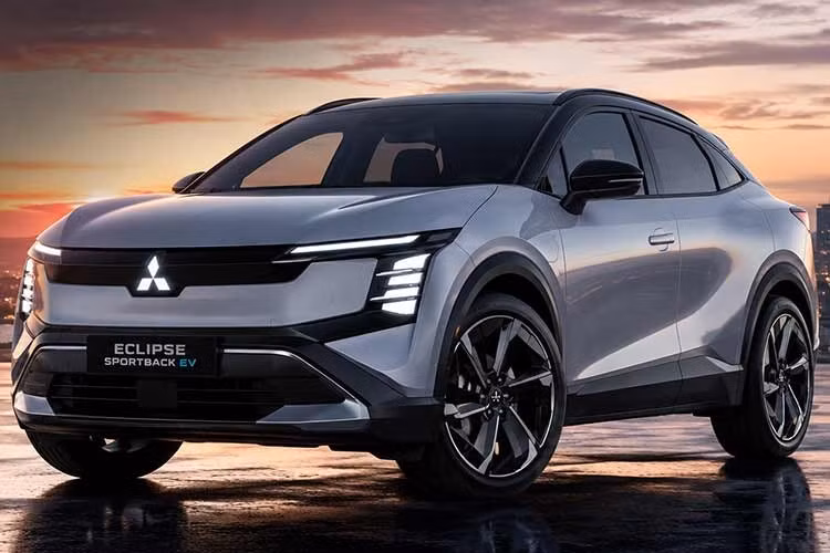 Hãng cũng xác nhận Eclipse Sportback 2027 sẽ có cả phiên bản địa hình hoàn toàn mới, mang phong cách mạnh mẽ hơn của dòng Outlander vào đầu năm 2027. Sau đó, Mitsubishi dự kiến sẽ giới thiệu một mẫu xe hoàn toàn mới hoặc được nâng cấp đáng kể mỗi năm cho đến năm 2030.