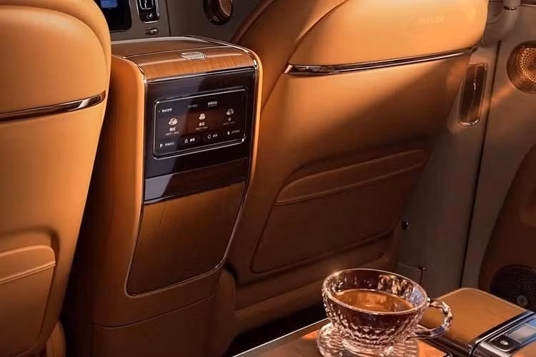 Ngoài ra, mẫu xe MPV siêu sang này cũng được trang bị hệ thống cảm biến LiDAR trên nóc phục vụ cho giải pháp hỗ trợ lái xe tự động nâng cao (ADS) phiên bản mới nhất do Huawei tự phát triển.