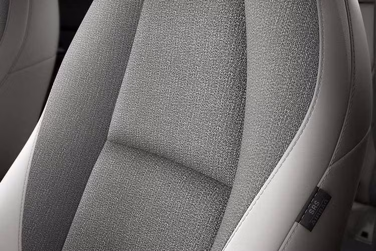 Mazda CX-30 2027 tại châu Âu được bổ sung hai phiên bản mới là Homura Plus và Makoto. Trong đó, Homura Plus đóng vai trò phiên bản cao cấp mới với hàng loạt trang bị như hệ thống âm thanh Bose 12 loa, ghế bọc da màu đen, camera 360 độ và đặc biệt là cụm đèn pha Matrix LED có khả năng tự động điều chỉnh vùng chiếu sáng và phát hiện người đi bộ.