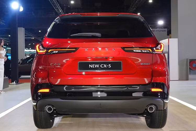 Đáng chú ý, Mazda CX-5 thế hệ mới sẽ được phân phối song song với thế hệ hiện hành. Theo lãnh đạo Bermaz Auto, mẫu CX-5 cũ nhiều khả năng chỉ còn duy trì phiên bản động cơ 2.0L, trong khi CX-5 thế hệ thứ ba sẽ sử dụng duy nhất động cơ 2.5L mới.