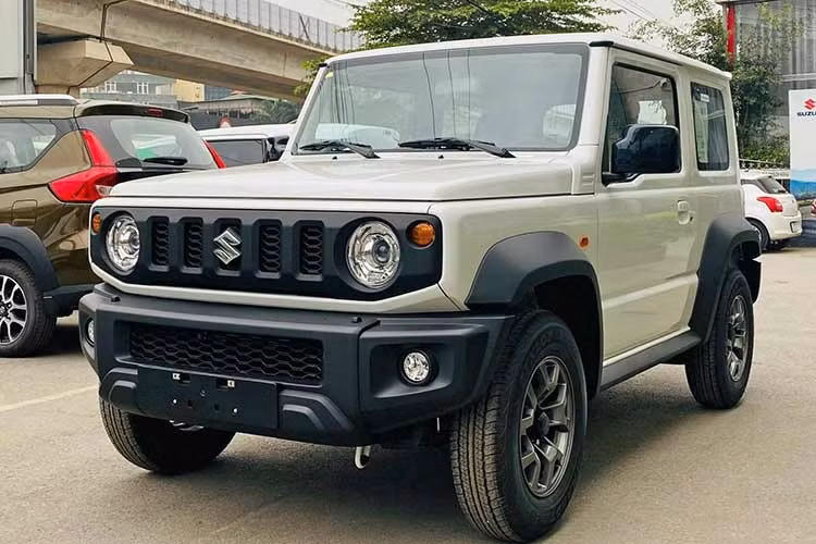 Suzuki Jimny bán ra 35 xe ﻿Xếp thứ sáu là cặp đôi Suzuki Jimny và Isuzu D-Max, cùng đạt 35 xe. Đáng chú ý, Suzuki Jimny có mức tăng trưởng vọt lên 400% so với tháng 4 (7 xe). Doanh số lũy kế của mẫu SUV cỡ A này đạt 117 xe. Đây là mẫu xe chơi mang tính biểu tượng, kén khách và lượng xe nhập từ Nhật Bản về rất nhỏ giọt.