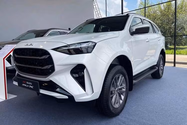 Isuzu mu-X bán ra 12 xe ﻿Isuzu mu-X xếp vị trí thứ 2 với 12 xe được giao đến tay khách hàng trong tháng 5/2026, tăng 300% so với tháng trước. Tuy nhiên, mức tăng này chủ yếu do nền doanh số quá thấp, chỉ 3 xe trong tháng 4. Lũy kế 5 tháng, mu-X mới đạt 74 xe. Thiết kế cũ, trang bị không nổi bật khiến mẫu SUV 7 chỗ này ngày càng khó cạnh tranh với những đối thủ cùng phân khúc.