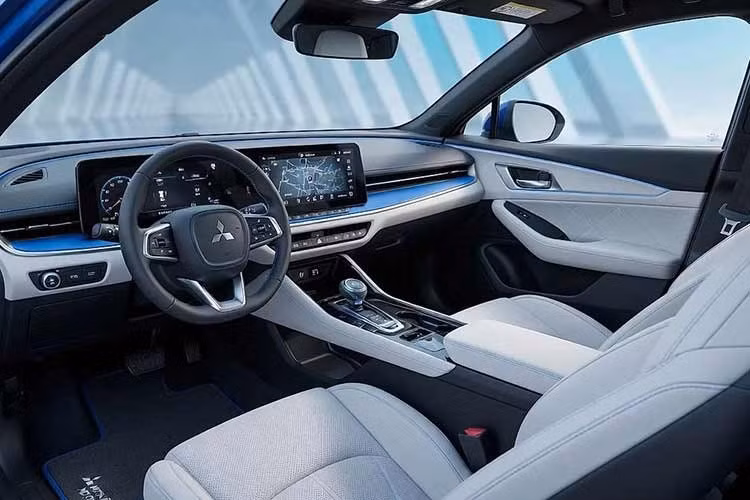 Mitsubishi hiện chưa công bố hình ảnh nội thất của Eclipse Sportback mới. Tuy nhiên, nhiều khả năng những thay đổi của mẫu xe này sẽ không vượt quá việc thay logo Mitsubishi trên vô lăng. Trang bị nội thất của Mitsubishi Eclipse Sport dự kiến sẽ giống Nissan Leaf với hai màn hình kích thước 12,3 inch hoặc 14,3 inch, tùy phiên bản.