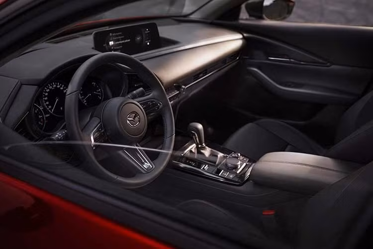 Bên trong khoang lái, Mazda cho biết xe được nâng cấp với “vật liệu cải tiến, các bề mặt mới và khả năng sử dụng tối ưu hơn”. Bên cạnh đó là các trang bị chiếu sáng và tiện nghi bổ sung. Về mặt an toàn, Mazda đã nâng cấp gói công nghệ i-Activsense trên CX-30.