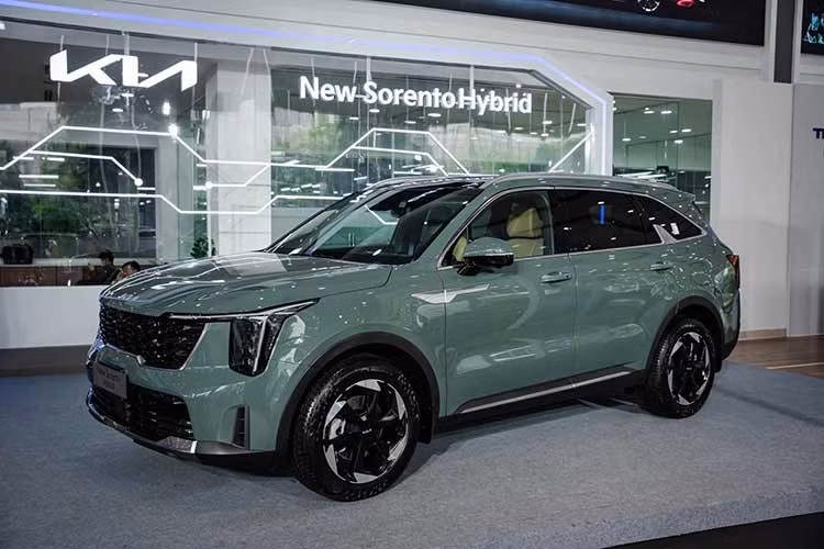 Tại thị trường Việt Nam, Kia New Sorento Hybrid vừa được công bố giá bán cho 2 phiên bản 1.6 Turbo Hybrid Signature và 1.6 Turbo Hybrid Signature AWD lần lượt là 1.349 tỷ đồng và 1,399 tỷ đồng. Khách đặt sớm sẽ được ưu đãi 30 triệu đồng.
