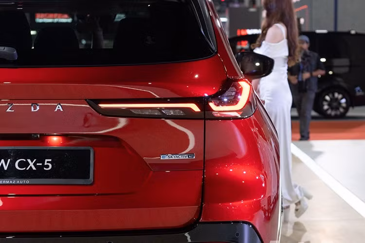 Về thiết kế, Mazda tiếp tục phát triển ngôn ngữ Kodo quen thuộc nhưng theo hướng hiện đại và mạnh mẽ hơn. Phần đầu xe nổi bật với lưới tản nhiệt cỡ lớn kết hợp cụm đèn pha LED thanh mảnh cùng dải đèn định vị ban ngày xếp tầng.