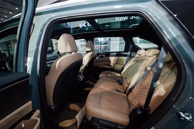 Điểm nhấn khác biệt lớn nhất của Kia Sorento Hybrid 2026 đương nhiên nằm bên dưới nắp ca-pô. Tại đây, hãng Kia đã bố trí hệ truyền động Smartstream Turbo Hybrid, kết hợp giữa động cơ xăng tăng áp, mô-tơ điện hiệu suất cao và pin lithium-ion polymer tương tự Sportage Hybrid mới.